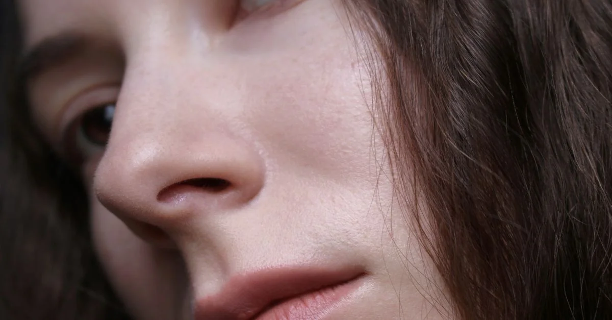 Portrait en gros plan détaillé mettant en valeur la beauté naturelle du visage et des cheveux d'une femme.